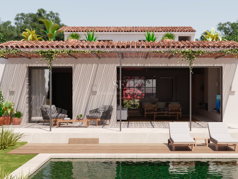 Façade de villa blanche avec toit en tuiles, piscine au premier plan, bains de soleil et terrasse couverte végétalisée.