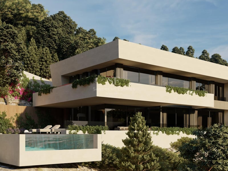 Villa moderne à plusieurs niveaux avec piscine en verre, terrasses en porte-à-faux et végétation luxuriante.