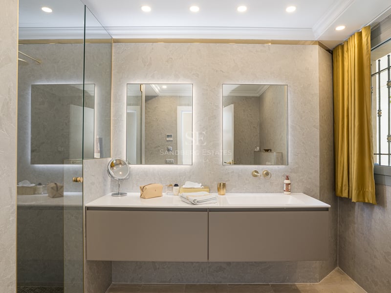 Zeitgenössisches Badezimmer mit schwebendem Doppelwaschtisch in Taupe, LED-Spiegeln und Natursteinwänden.