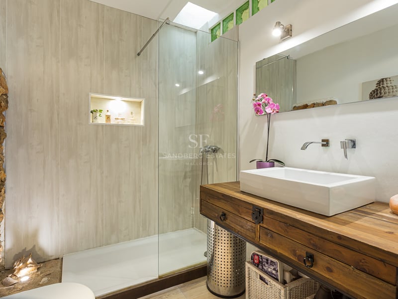 Spacious balcony with panoramic sea views. Modern and elegant furniture. Ideal for enjoying the outdoors and the views.