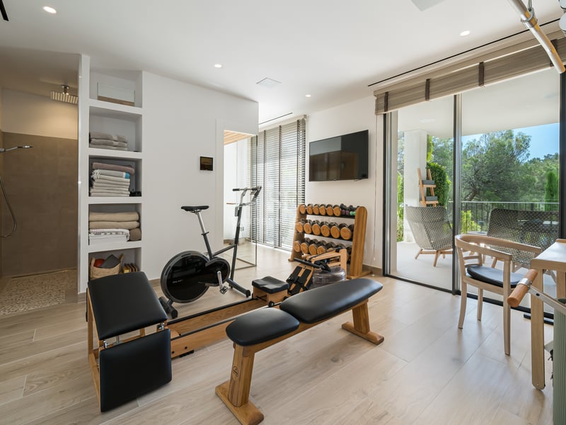 Vaste terrasse avec piscine à débordement et vue panoramique sur la mer. Design moderne, mobilier élégant, espace extérieur idéal.