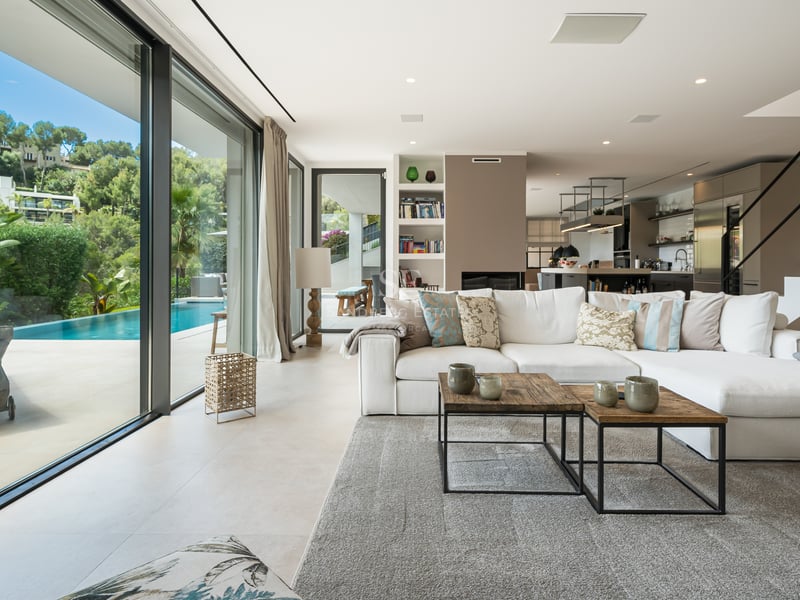 Extérieur luxueux avec piscine réfléchissante, architecture moderne et vastes espaces verts. Design sophistiqué et éclairage d'ambiance.