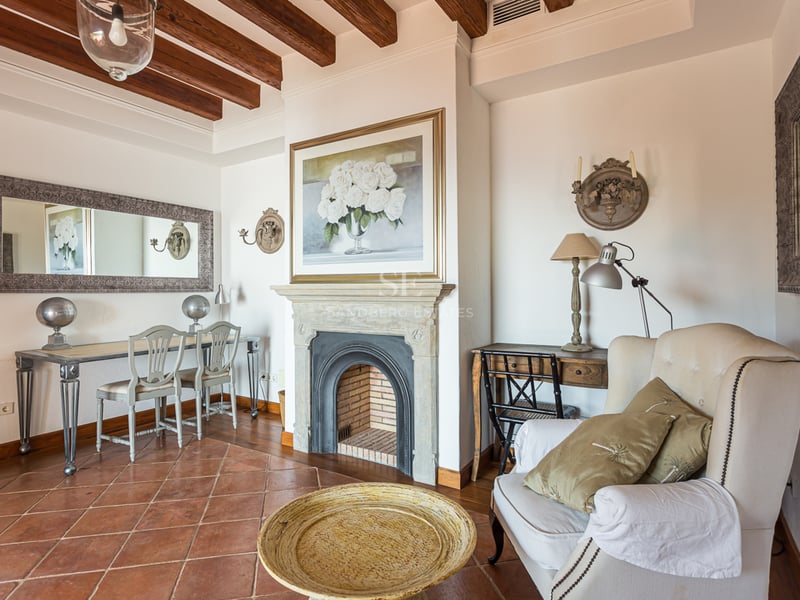 Salon lumineux avec grandes baies vitrées, mobilier moderne, parquet et vue panoramique sur l'océan. Canapé d'angle et décoration minimaliste.