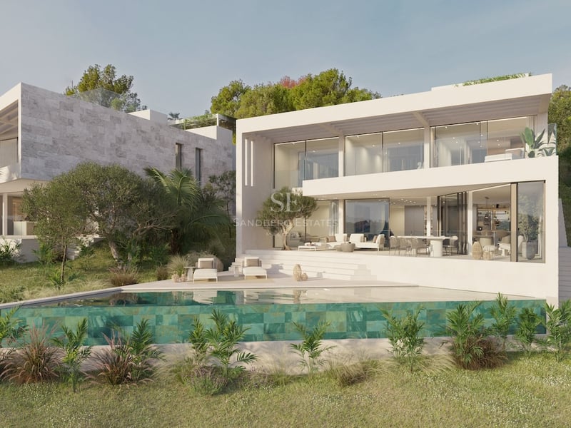 Moderne weiße Villa mit Infinity-Pool, Glasbalkonen und üppiger mediterraner Vegetation.