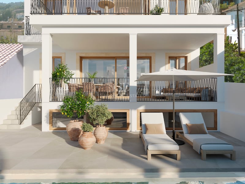 Weiße moderne Villenfassade mit Pool im Vordergrund, Sonnenliegen und Terrassen auf mehreren Ebenen.