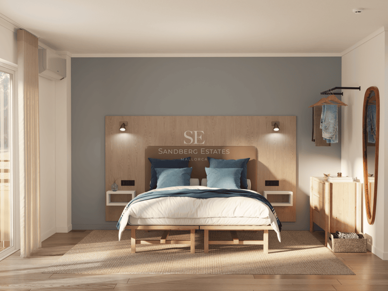 Chambre minimaliste avec tête de lit en bois clair, lit aux textiles bleus et lumière naturelle douce.