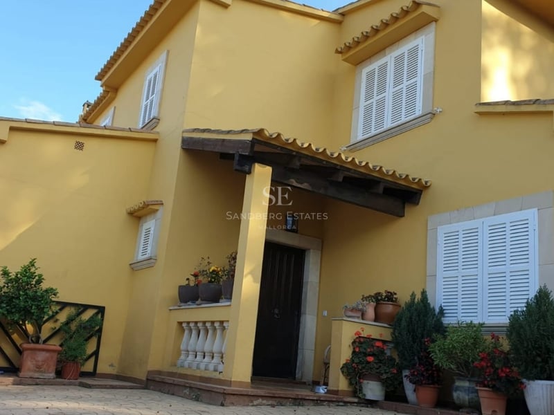 View of a modern villa with pool, spacious garden, and elegant architecture. Minimalist design and high-quality finishes.