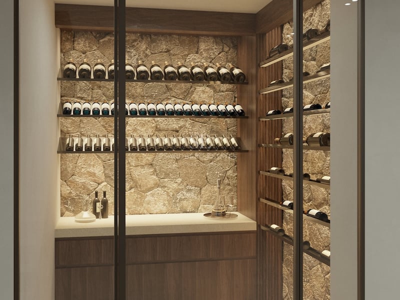 Glasverglaster Weinkeller mit Natursteinrückwand, dunklen Holzregalen und Weinreihen.