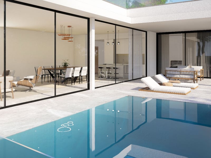 Terrasse de villa contemporaine de luxe avec piscine turquoise, chaises longues et baies vitrées toute hauteur.