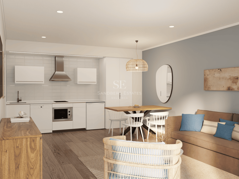 Salon lumineux avec cuisine intégrée, table à manger en bois et canapé beige avec coussins bleus.