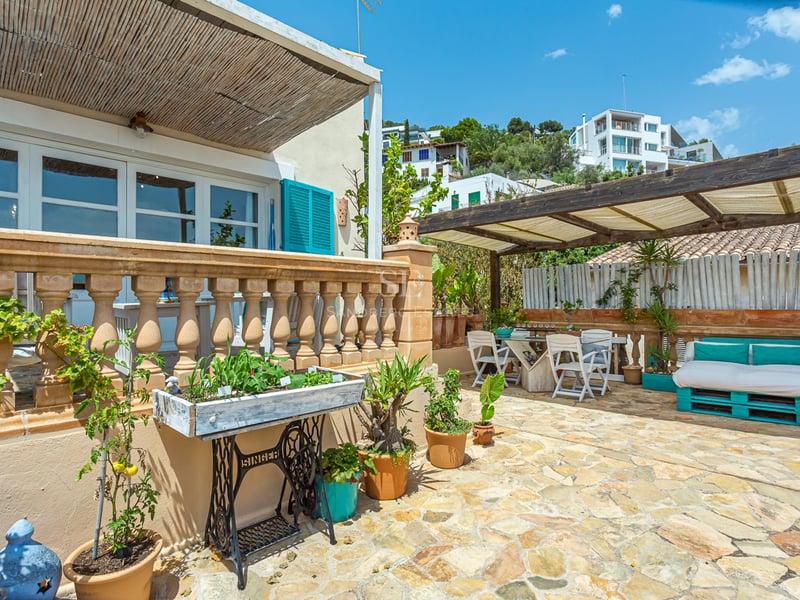 Exterior view of a modern villa with a pool. Minimalist architecture, large windows, elegant landscaping, and sparkling pool. Luxury and comfort.