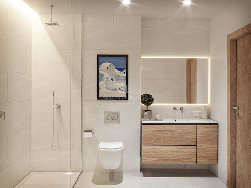 Modernt badrum med beige kakel, vägghängd kommod i trä, bakgrundsbelyst spegel och duschvägg i glas.