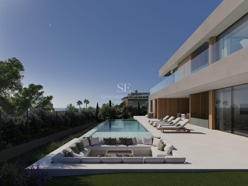 Extérieur de villa de luxe avec piscine à débordement, chaises longues et salon encastré avec foyer.