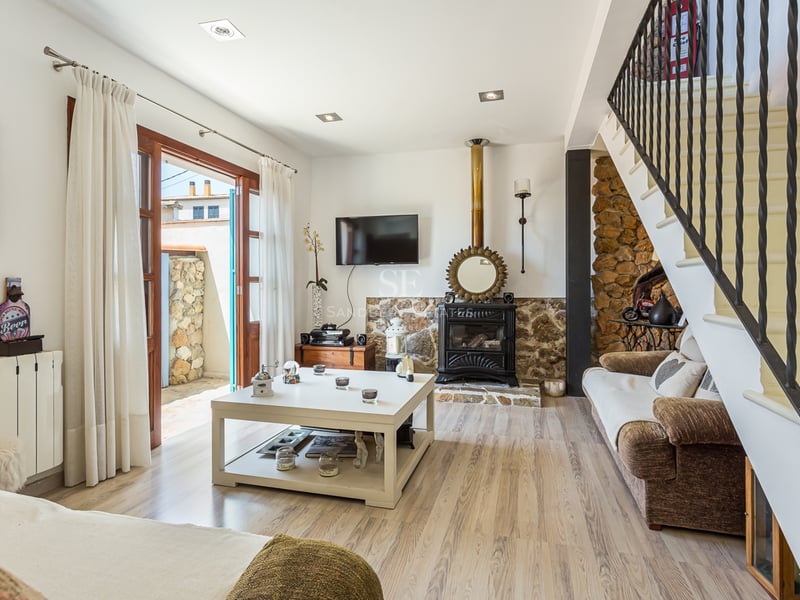 Exterior view of a modern villa with an infinity pool. Features minimalist architecture, expansive terraces, and lush gardens. Sleek, sophisticated design.