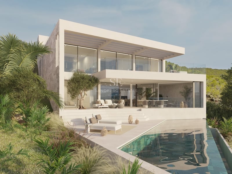Moderne zweistöckige Villa mit weißer Fassade, großen Glasfronten, Infinity-Pool und Sonnenliegen.
