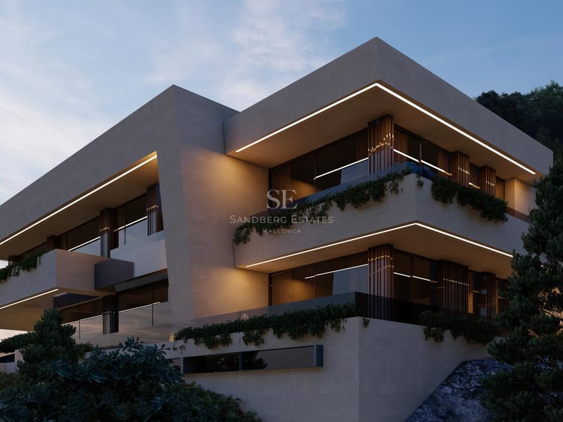 Vue extérieure d'une villa moderne de trois étages au crépuscule avec terrasses éclairées et garde-corps en verre.