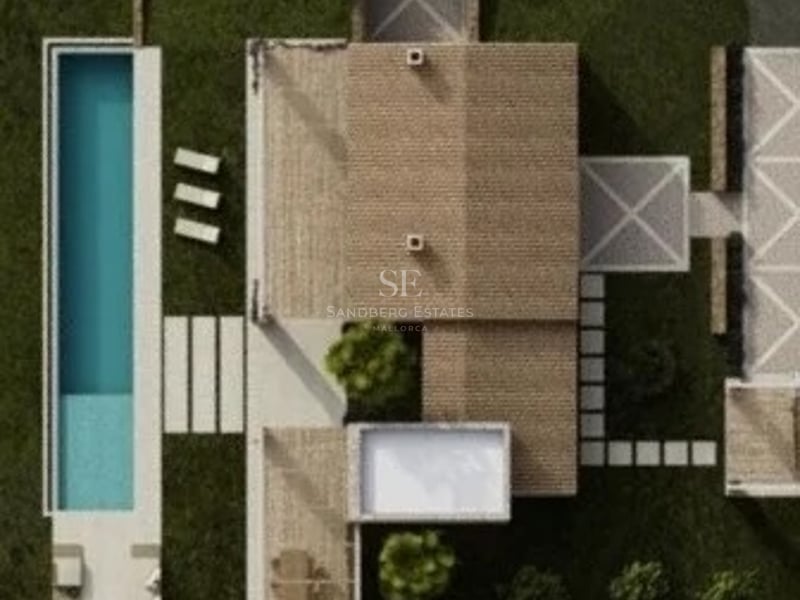 Vue aérienne d'une villa de luxe comprenant une longue piscine, un jardin verdoyant et des terrasses en pierre.