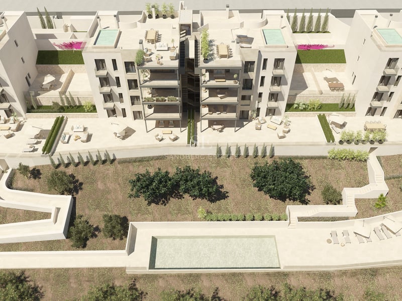 Vue aérienne d'un complexe d'appartements moderne couleur sable avec terrasses privées et piscine commune.