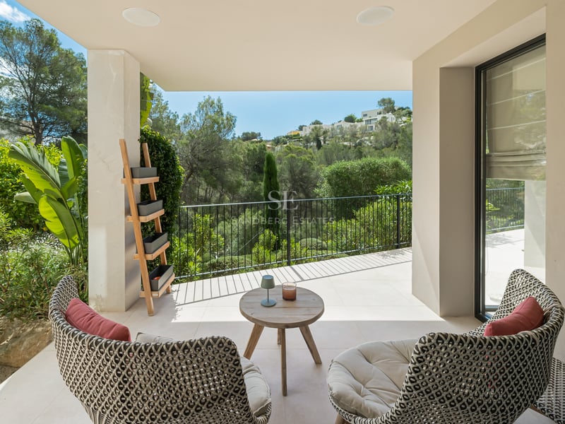 Vue extérieure d'une villa moderne avec piscine, terrasses et jardin. Architecture minimaliste avec de grandes fenêtres et des finitions de haute qualité.
