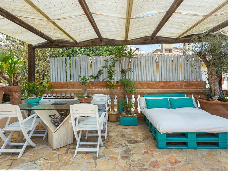 Bright living room with panoramic windows, light wood floor, beige sofa and stunning sea views. Modern and elegant design.
