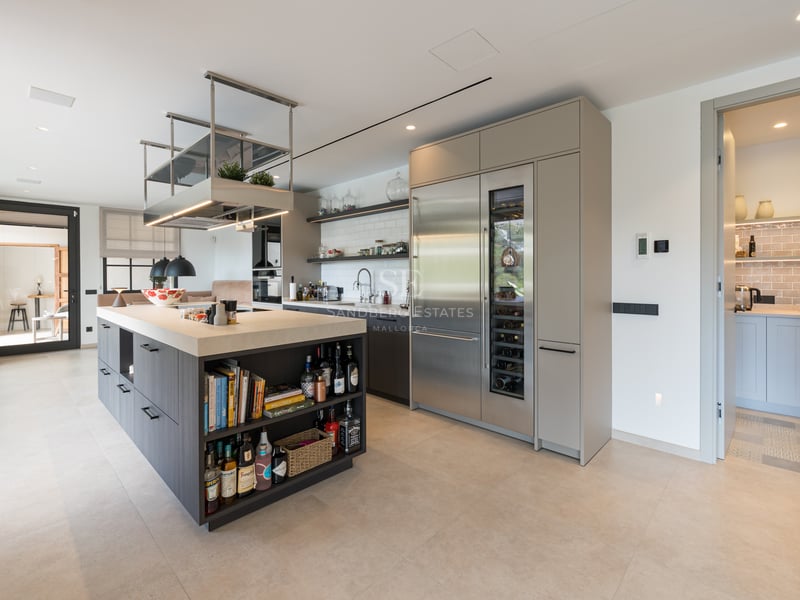 Image d'une luxueuse propriété avec piscine à débordement et vue panoramique. Design moderne avec de vastes terrasses et jardins luxuriants.