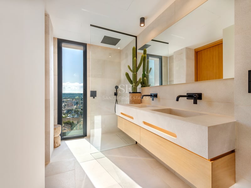 Salle de bains contemporaine avec double vasque en pierre, douche à l'italienne et grande fenêtre avec vue.