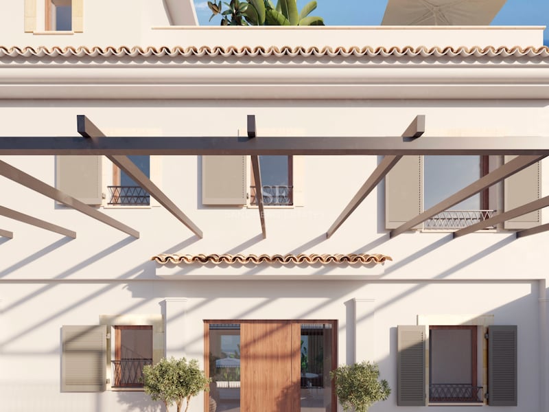 Weiße mediterrane Villenfassade mit Holzpergola, Terrakotta-Dachziegeln und dekorativen Pflanzen am Eingang.