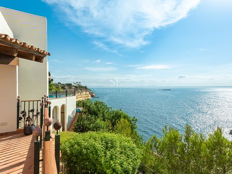 Vue extérieure d'une maison moderne avec piscine, jardin luxuriant et grandes fenêtres illuminant l'intérieur.