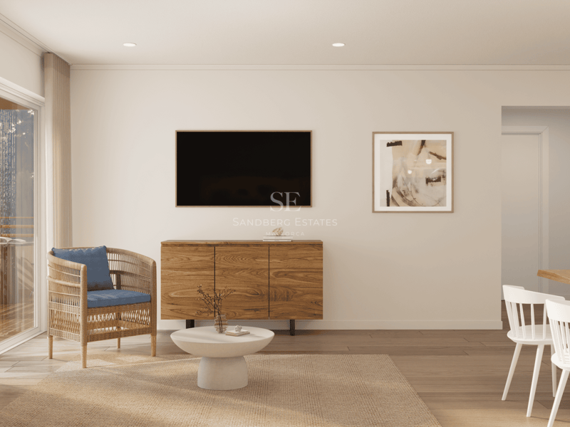 Salon minimaliste avec un fauteuil en osier, une télévision murale et un buffet en bois chaleureux.