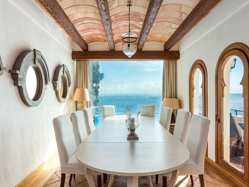 Vue extérieure d'une villa moderne avec piscine, transats et grand jardin. Design minimaliste avec de grandes fenêtres et lumière naturelle.