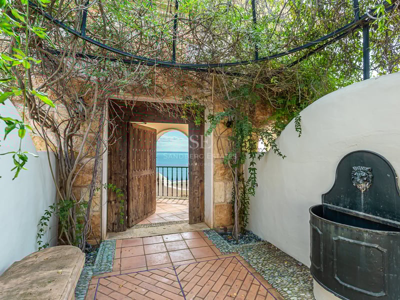 Vaste terrasse avec piscine à débordement et vue panoramique. Design moderne, mobilier d'extérieur élégant et aménagement paysager soigné.