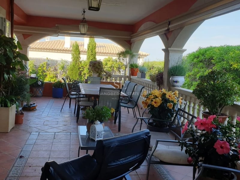 Exterior view of a modern villa featuring an infinity pool, minimalist design, and large windows. Well-maintained garden.