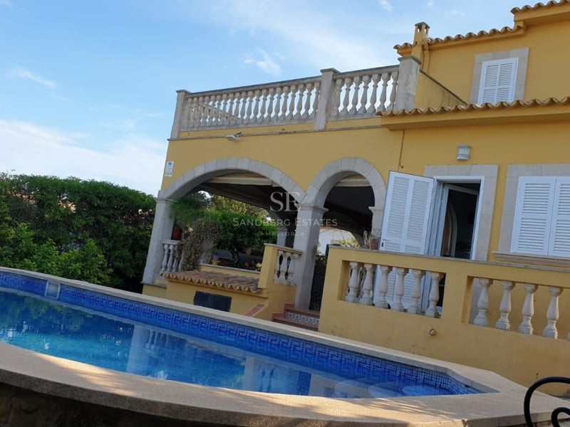 Spacious living room with outdoor pool, modern design, large windows, natural light and high-end furniture. Minimalist style.