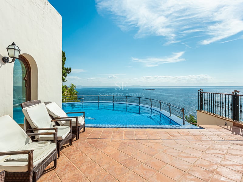 Vue panoramique d'une villa luxueuse avec piscine, jardin et architecture moderne. Grandes baies vitrées et design minimaliste.