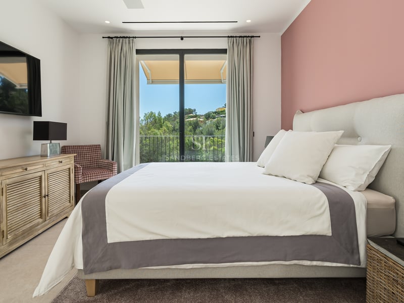 Vue piscine et terrasse. Design moderne. Finitions de luxe. Lumineux. Idéal pour investissement ou résidence principale.