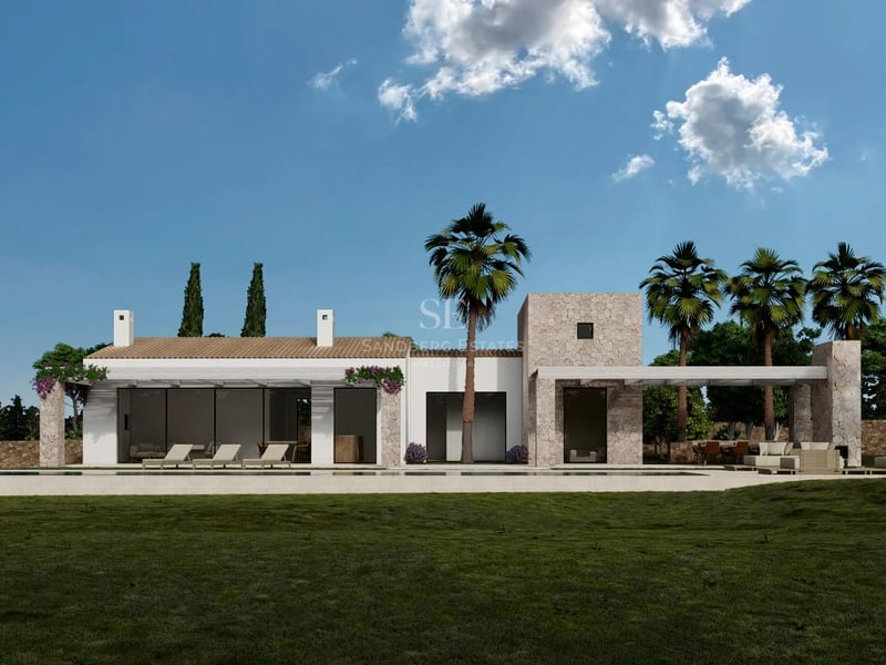 Villa de luxe blanche et en pierre avec piscine, palmiers et pelouse verte sous un ciel bleu clair.