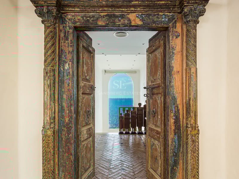 Façade moderne avec piscine réfléchissante, grandes fenêtres, jardin luxuriant et design minimaliste. Éclairage ambiant.