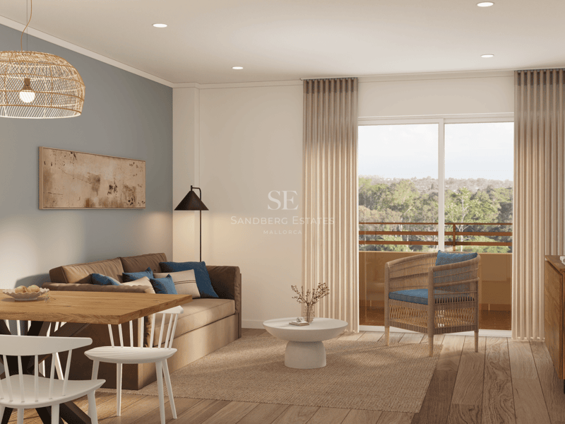 Salon moderne avec canapé beige, mur bleu, table en bois et grande baie vitrée donnant sur les arbres.