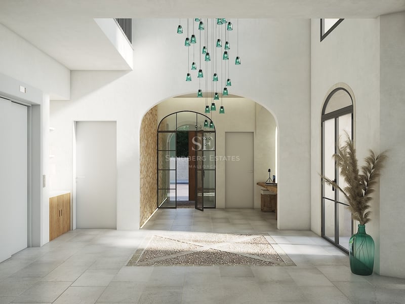 Vaste hall d'entrée moderne avec hauts plafonds, voûtes, sol en pierre avec mosaïque et ascenseur privé.