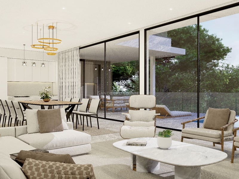 Salon moderne avec canapés crème, table en marbre et grandes baies vitrées donnant sur une terrasse avec piscine.