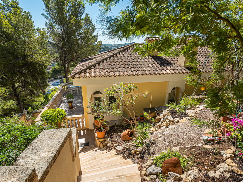 Spacious terrace with infinity pool and panoramic views. Modern design with high-quality finishes. Ideal for relaxing and enjoying.