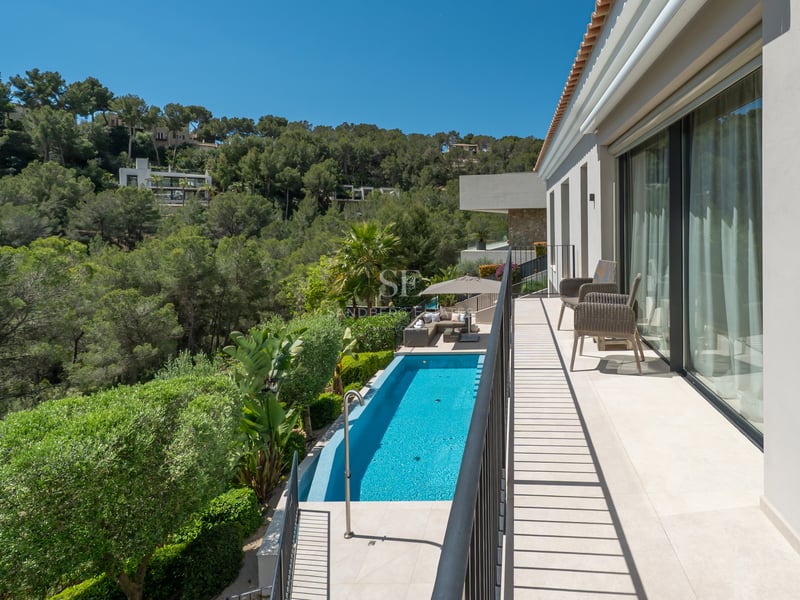 Vue extérieure d'une villa moderne avec piscine à débordement, vastes terrasses et jardin luxuriant. Design architectural minimaliste et finitions de luxe.