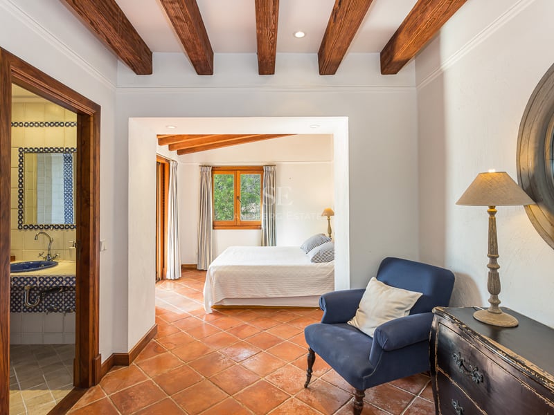 Vue extérieure d'une villa moderne avec piscine à débordement, grandes fenêtres et végétation luxuriante. Design architectural minimaliste.