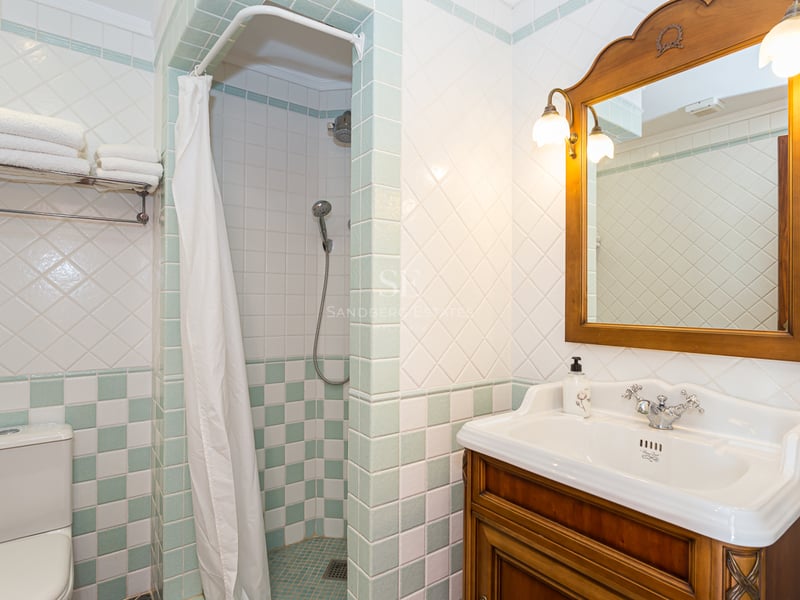 Grand salon avec baies vitrées, vue panoramique sur la mer, parquet clair et mobilier moderne. Lumière naturelle abondante.