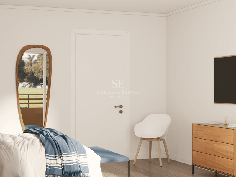 Chambre minimaliste avec miroir en bois, murs blancs, meubles en chêne et couvre-lit bleu.