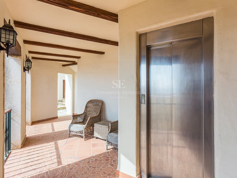 Grand salon avec baies vitrées, cheminée moderne et canapés design. Éclairage naturel et palette de couleurs neutres. Élégant et lumineux.