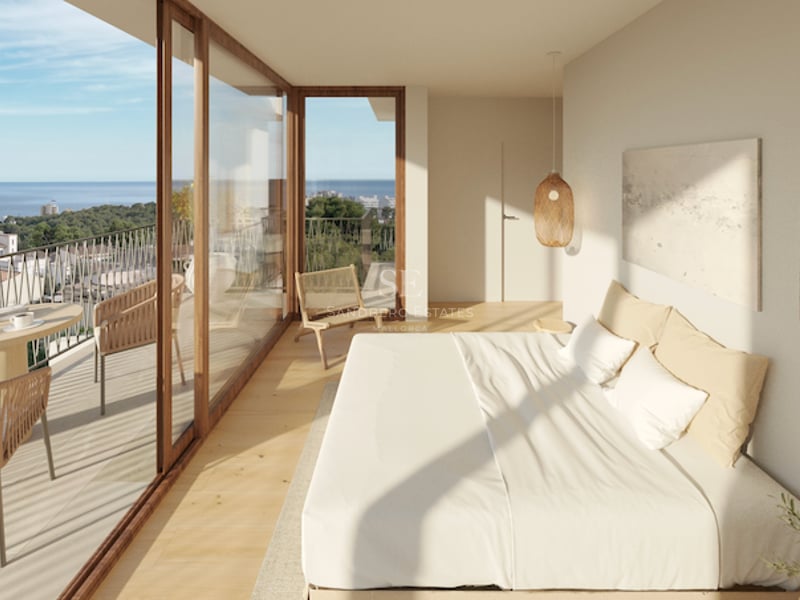 Helles Schlafzimmer mit bodentiefen Glasfronten, Eichenparkett und einer Terrasse mit Blick auf das Meer.