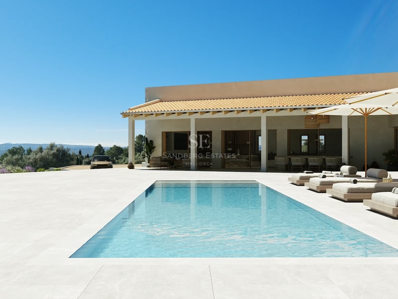 Terrasse de villa moderne avec grande piscine, bains de soleil de luxe et vue sur la campagne sous un ciel dégagé.