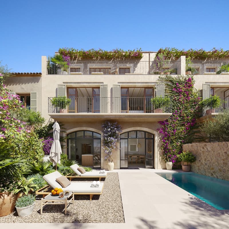 Villa de luxe avec piscine turquoise, transats, arches en pierre et bougainvilliers éclatants sous un ciel bleu.