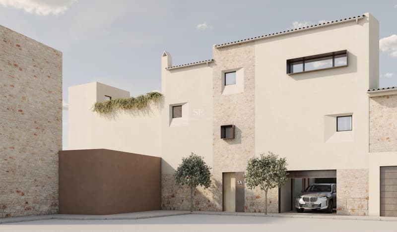 Bâtiment moderne en pierre et stuc avec fenêtres minimalistes et une voiture dans le garage sous la lumière du jour.